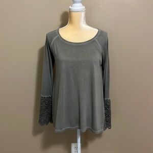 She + Sky Gray‎ Lace Bell Sleeve Top Size M